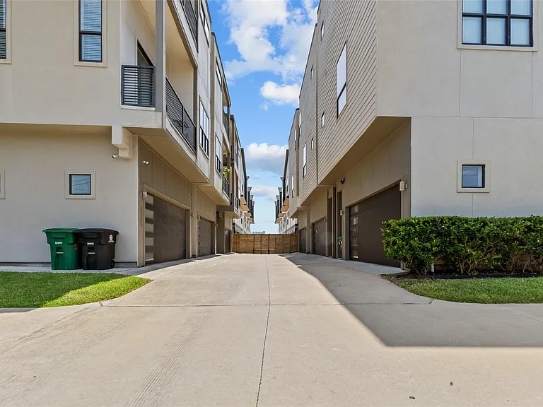 2317 Eagle St — Photo 3