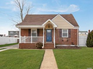 578 Adelphi St, East Meadow, NY 11554