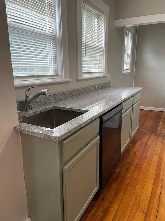 3 bed, 950 sqft, $3,200 — Photo 3