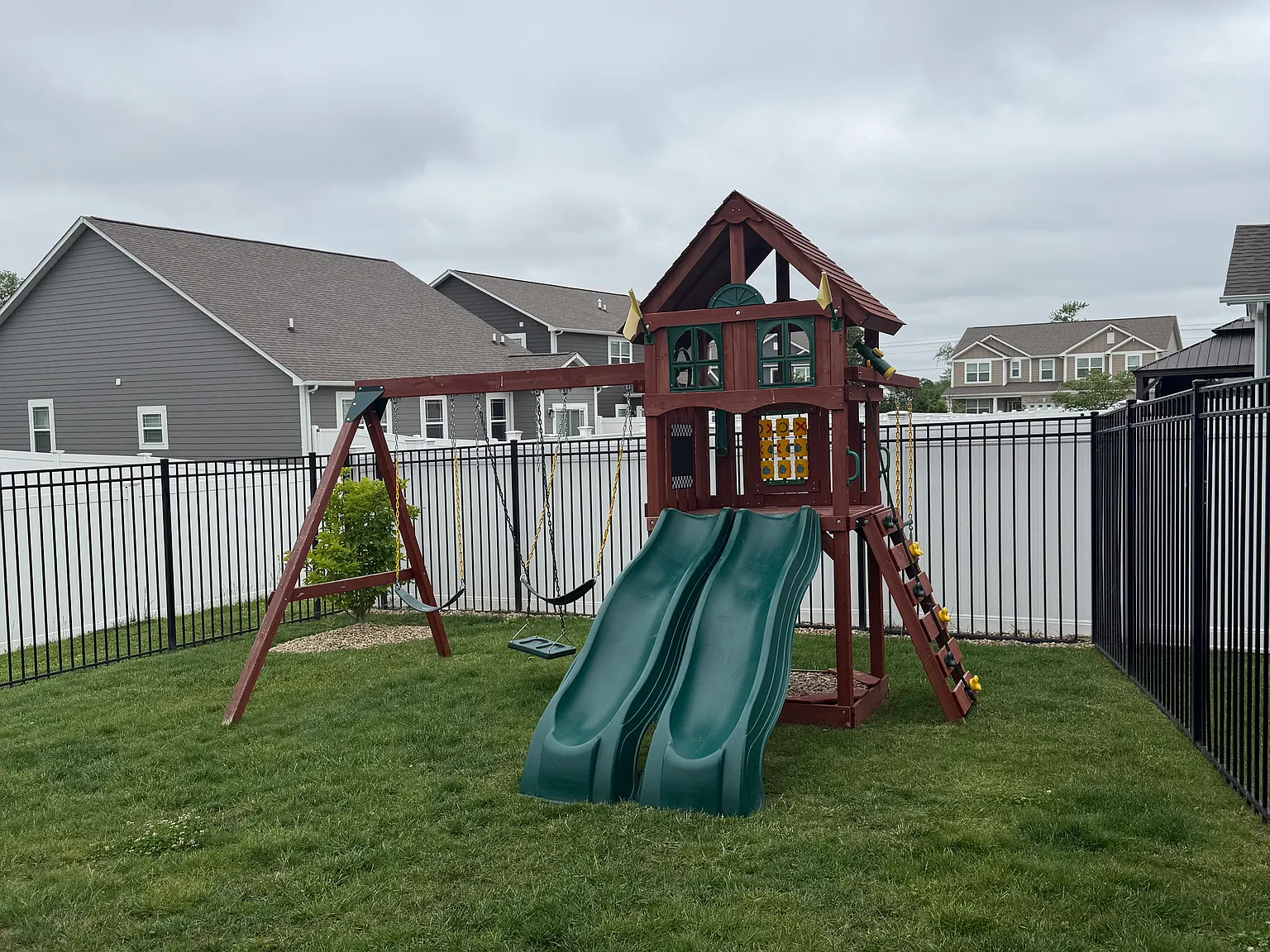 4 bed, 3556 sqft, $3,000 — Photo 2