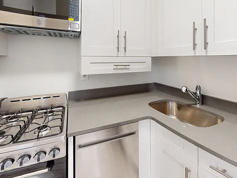 201 W 14th St #5C — Photo 7