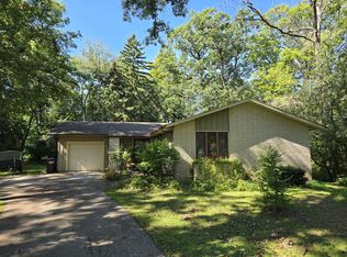 905 Hickory Rd, Woodstock, IL 60098