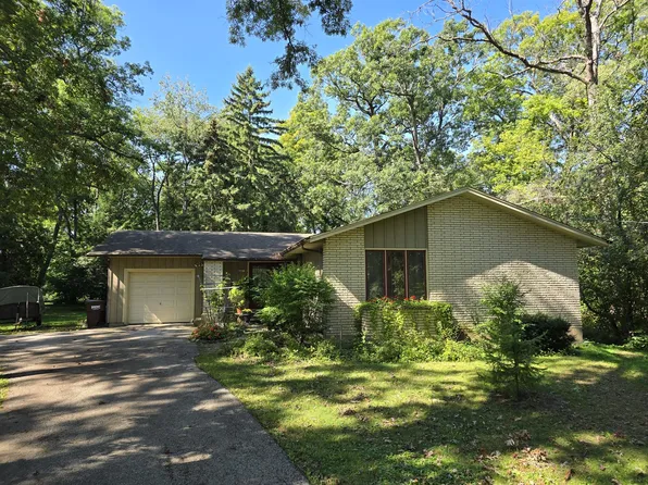 905 Hickory Rd, Woodstock, IL 60098