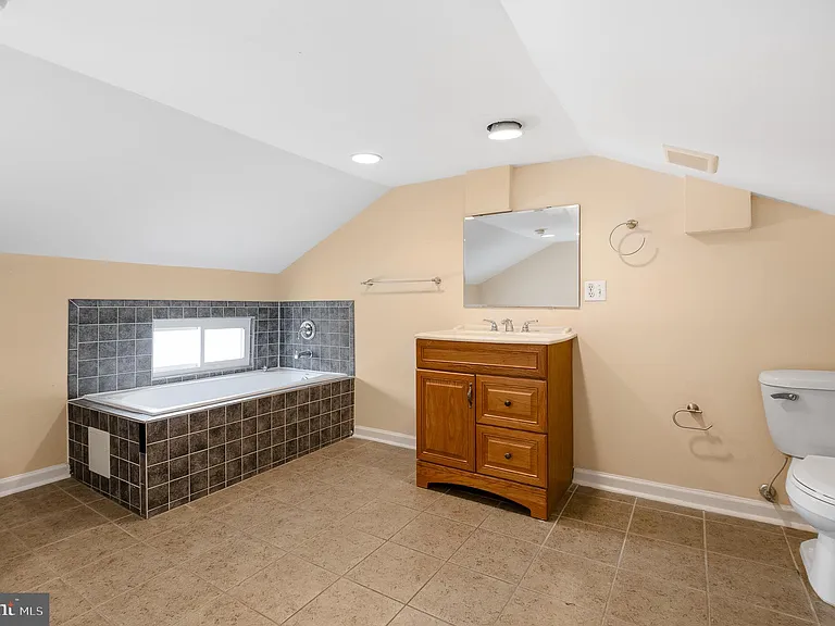 1123 W Lombard St — Photo 34