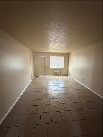 1 bed, 1.0 bath, 500 sqft, $595 — Photo 3