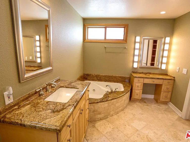17097 Palisades Cir — Photo 9
