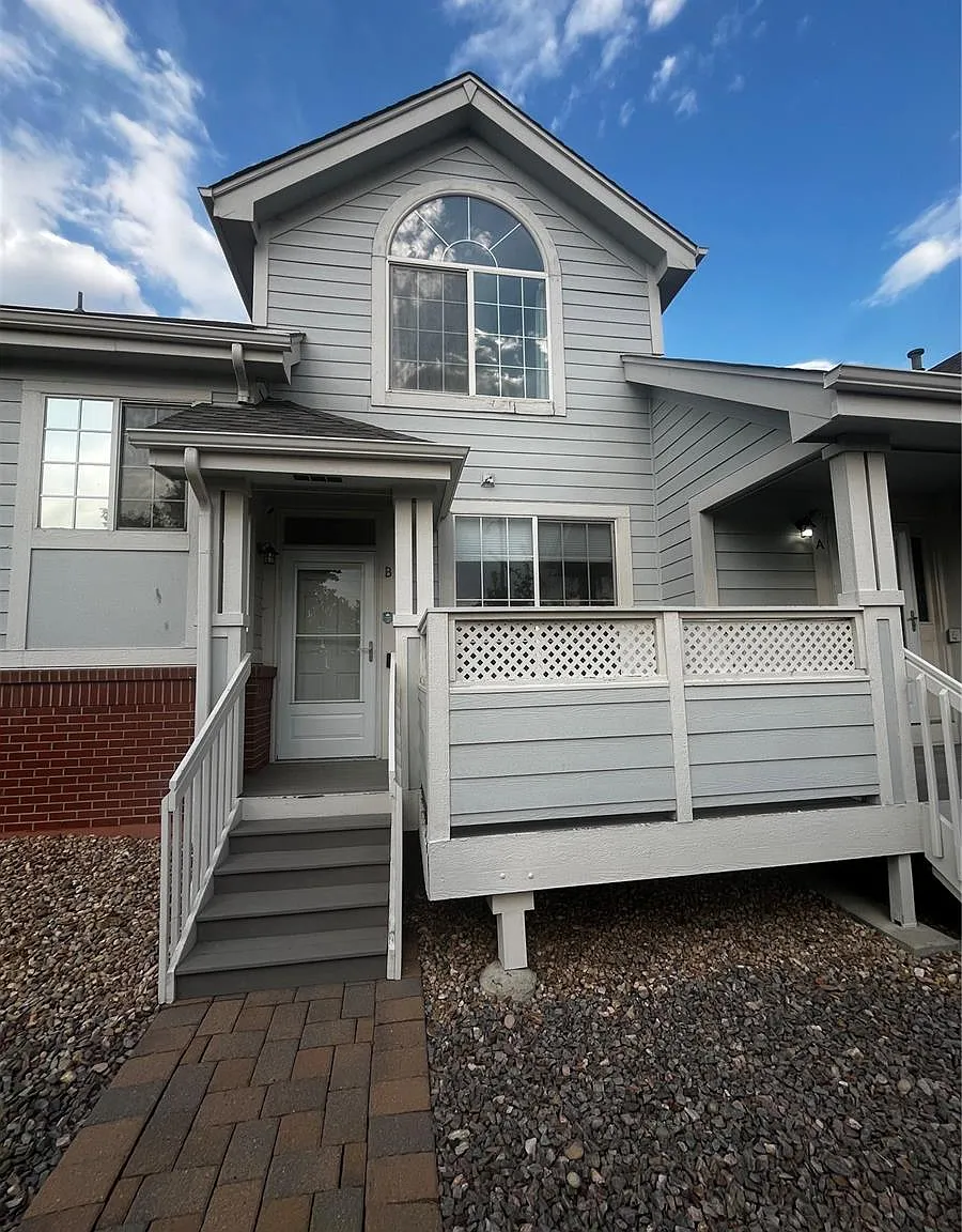2 bed, 2.5 bath, 1274 sqft, $2,100 — Photo 1