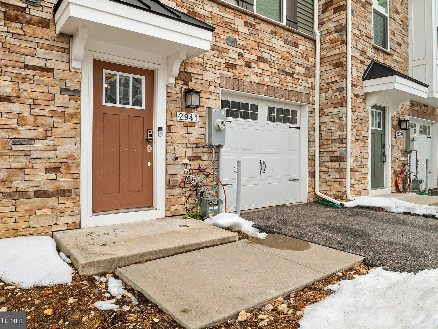 3 bed, 2.5 bath, 2320 sqft, $3,100 — Photo 2