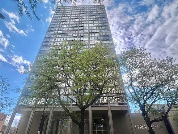 2nd image of 5320 N Sheridan Rd APT 2203