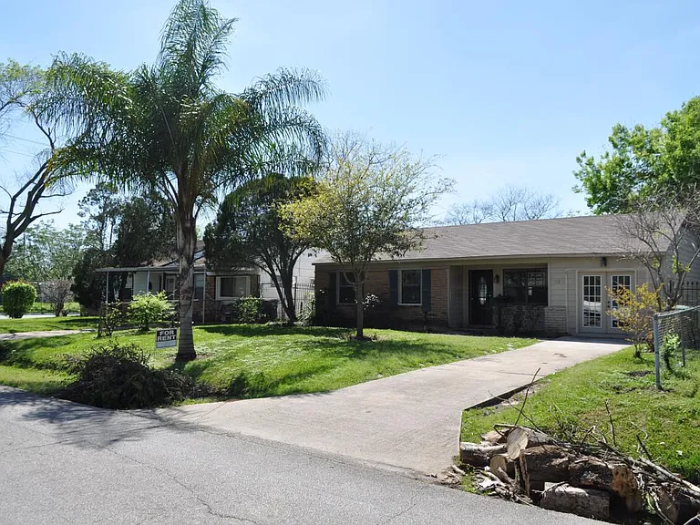 10214 Chesterfield Dr — Photo 2