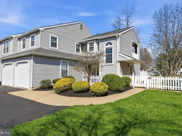 628 Rose Hollow Dr, Morrisville, PA 19067