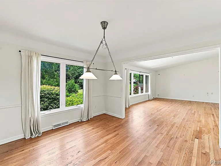 980 Sandhurst Rd — Photo 13