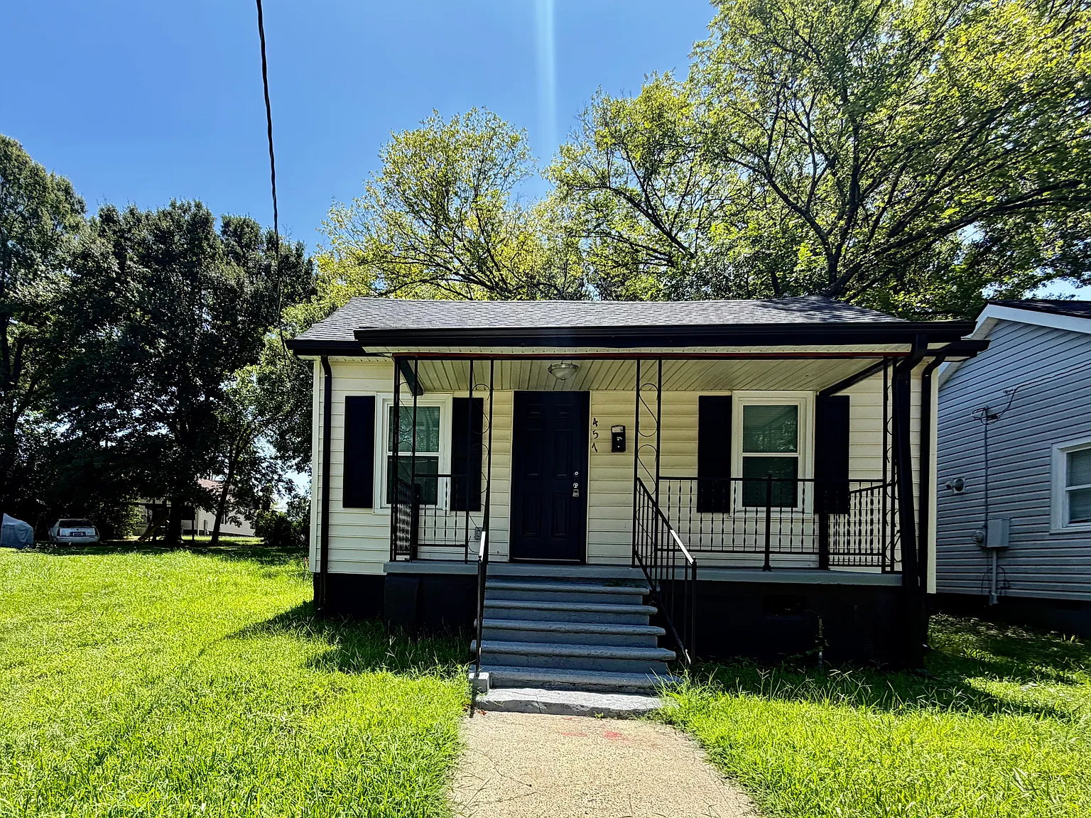 3 bed, 824 sqft, $1,649 — Photo 1