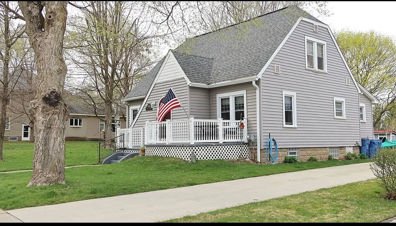 4 bed, 1.5 bath, 1600 sqft, $2,100 — Photo 1