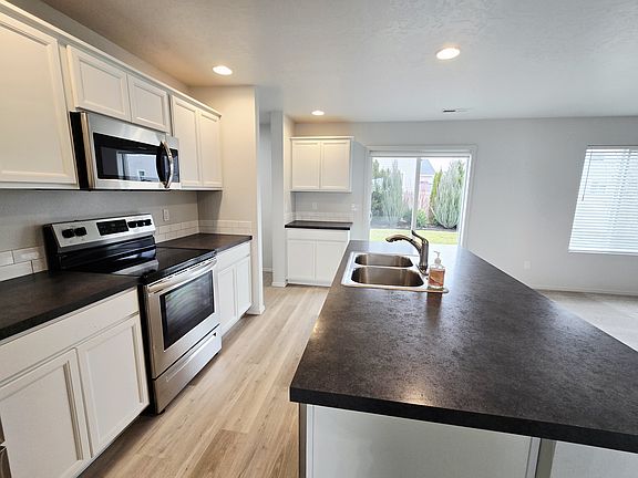 4th image of 13117 S Coquille River Ave