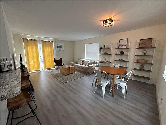 3rd image of 1413 N Dixie Hwy APT 1