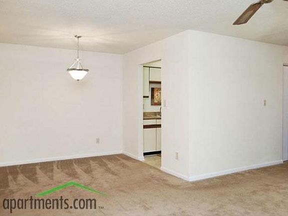 5th image of 220 Oak Leaf Ct APT E