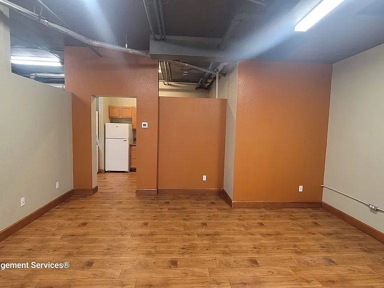 Elaine Station — Photo 15