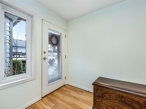 5th image of 1047 Marchmont Rd
