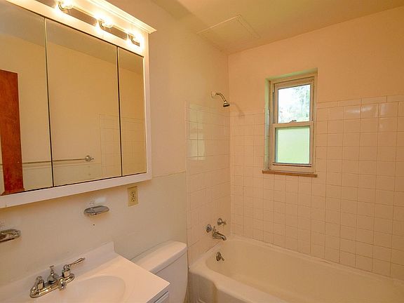 2nd image of 6921 Pinoak Dr