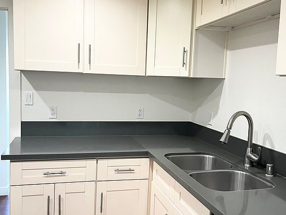 2nd image of 924 1/2 Belmont Ave