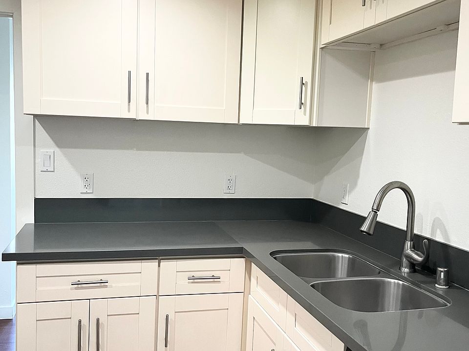 1st image of 922 Belmont Ave #924.5