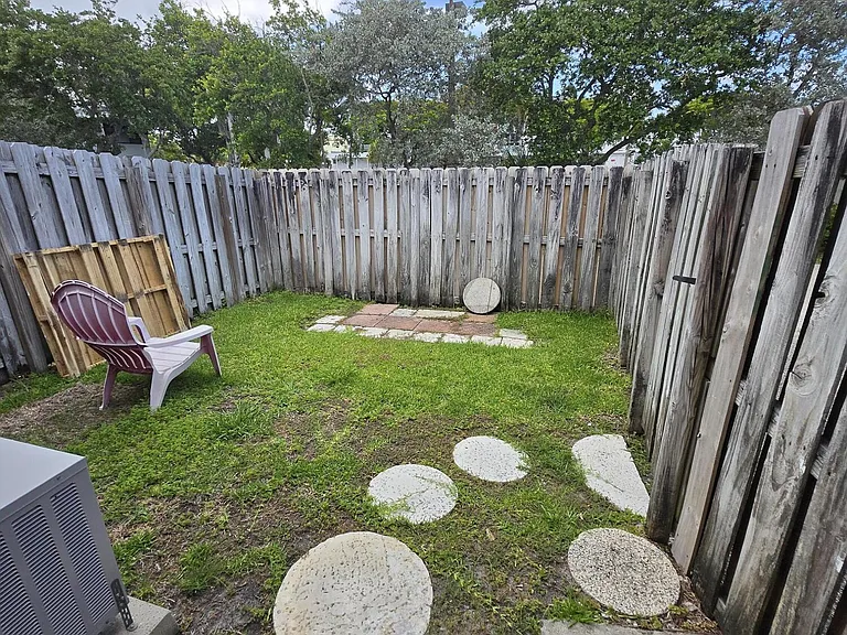 2851 NE 30th St — Photo 13