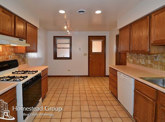 5th image of 1415 W Oakdale Ave