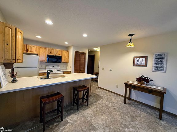 2nd image of 414 E Lake St APT 8