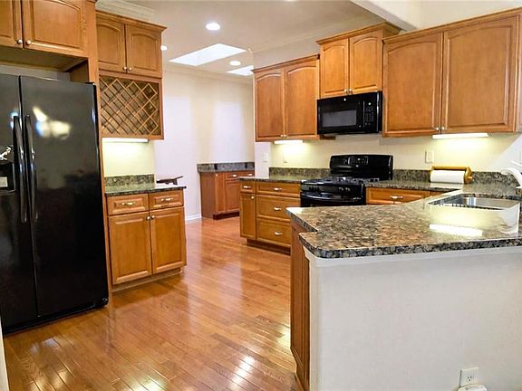 4th image of 811 E 110th Pl