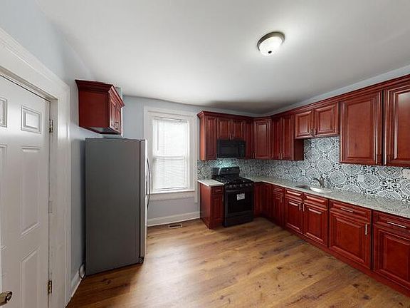 4th image of 706 E 43rd St