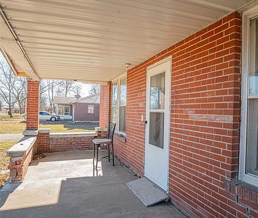 3rd image of 402 S Tellman Ave