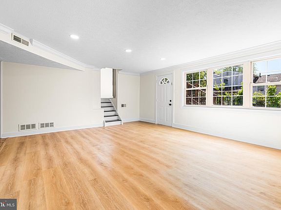 3rd image of 468 Woodhaven Plz