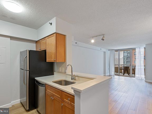 3rd image of 4801 Fairmont Ave APT 512