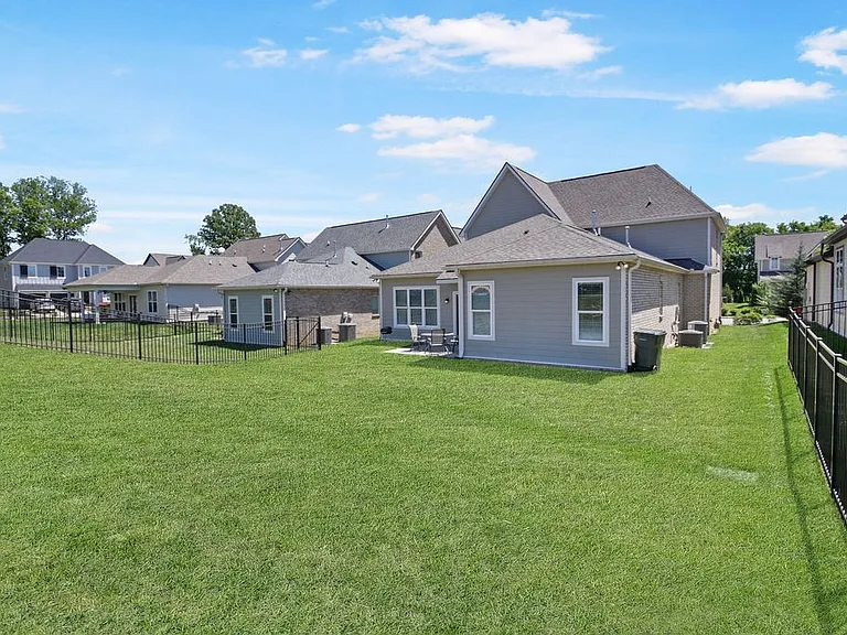 917 Plowson Rd — Photo 35