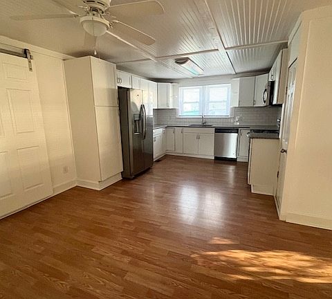 Kitchen includes all stainless steel appliances and granite countertops. Refrigerator has ice/water dispenser. Large farm Sink has garbage disposal.