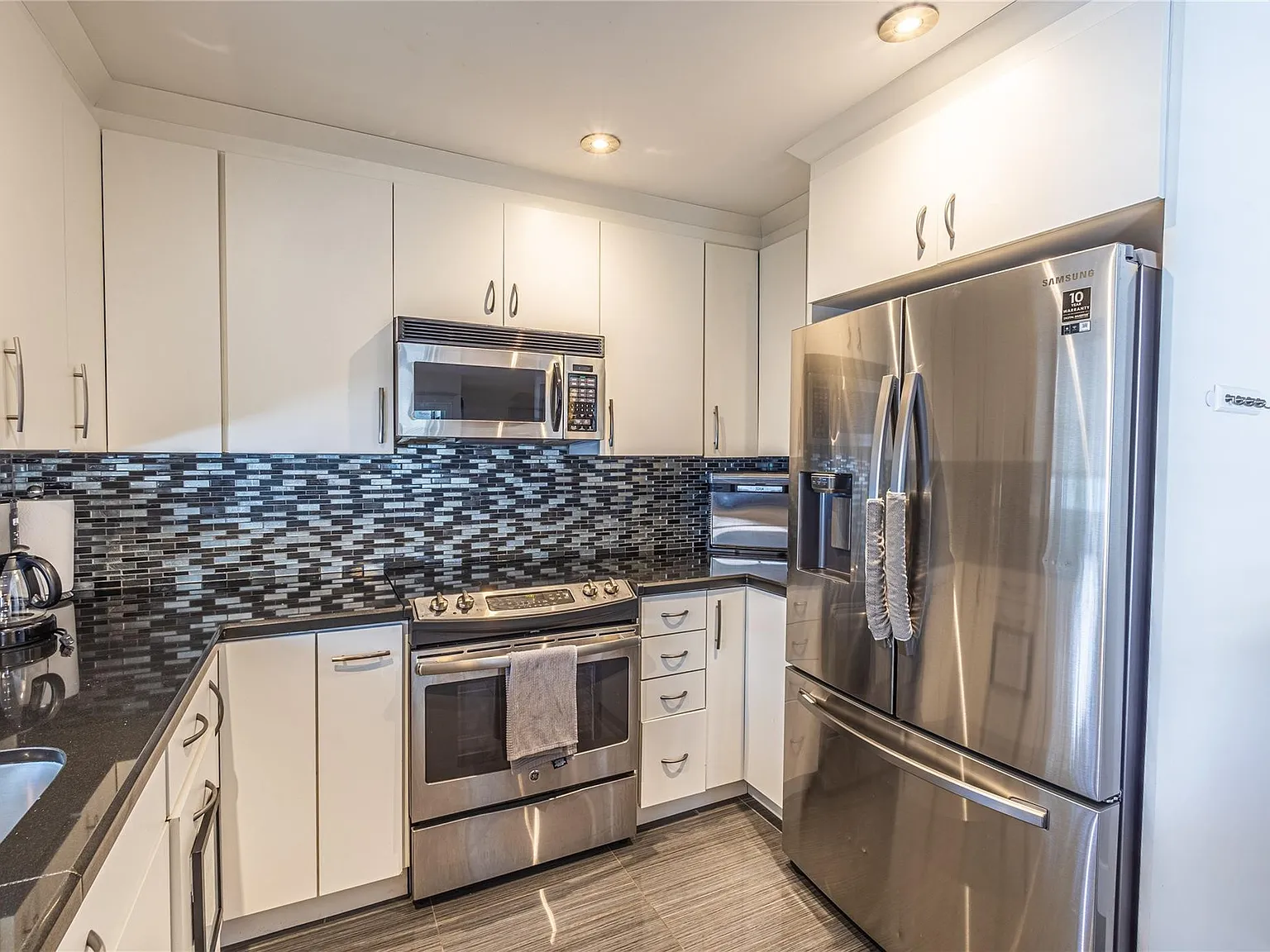 3 bed, 2.5 bath, 1473 sqft, $4,400 — Photo 2