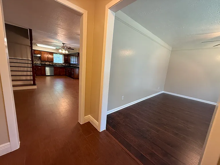 1502 Parkside Dr — Photo 4