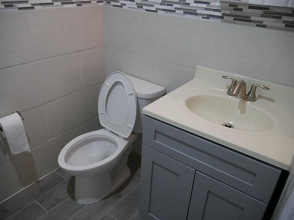 1st Floor 1 bed 1/5 bath with Basement