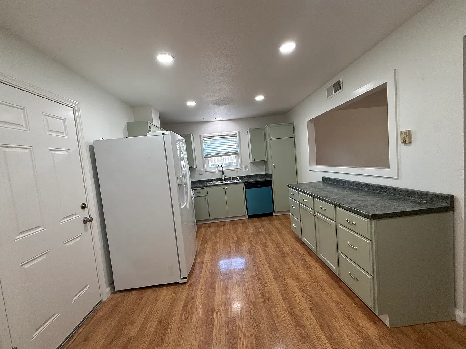 3 bed, 1013 sqft, $2,350 — Photo 2