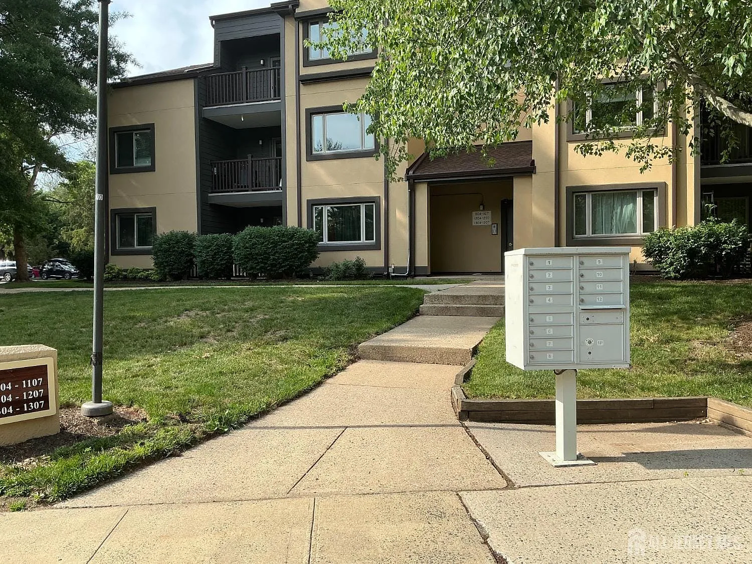 2 bed, 1.0 bath, $2,400 — Photo 1