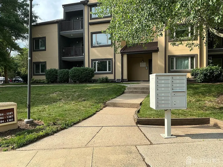 1306 Sayre Dr — Photo 1