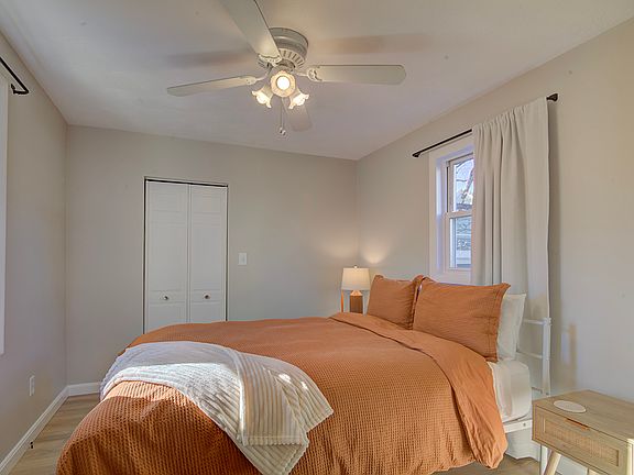 Bedroom #1 (Queen bed & closet)