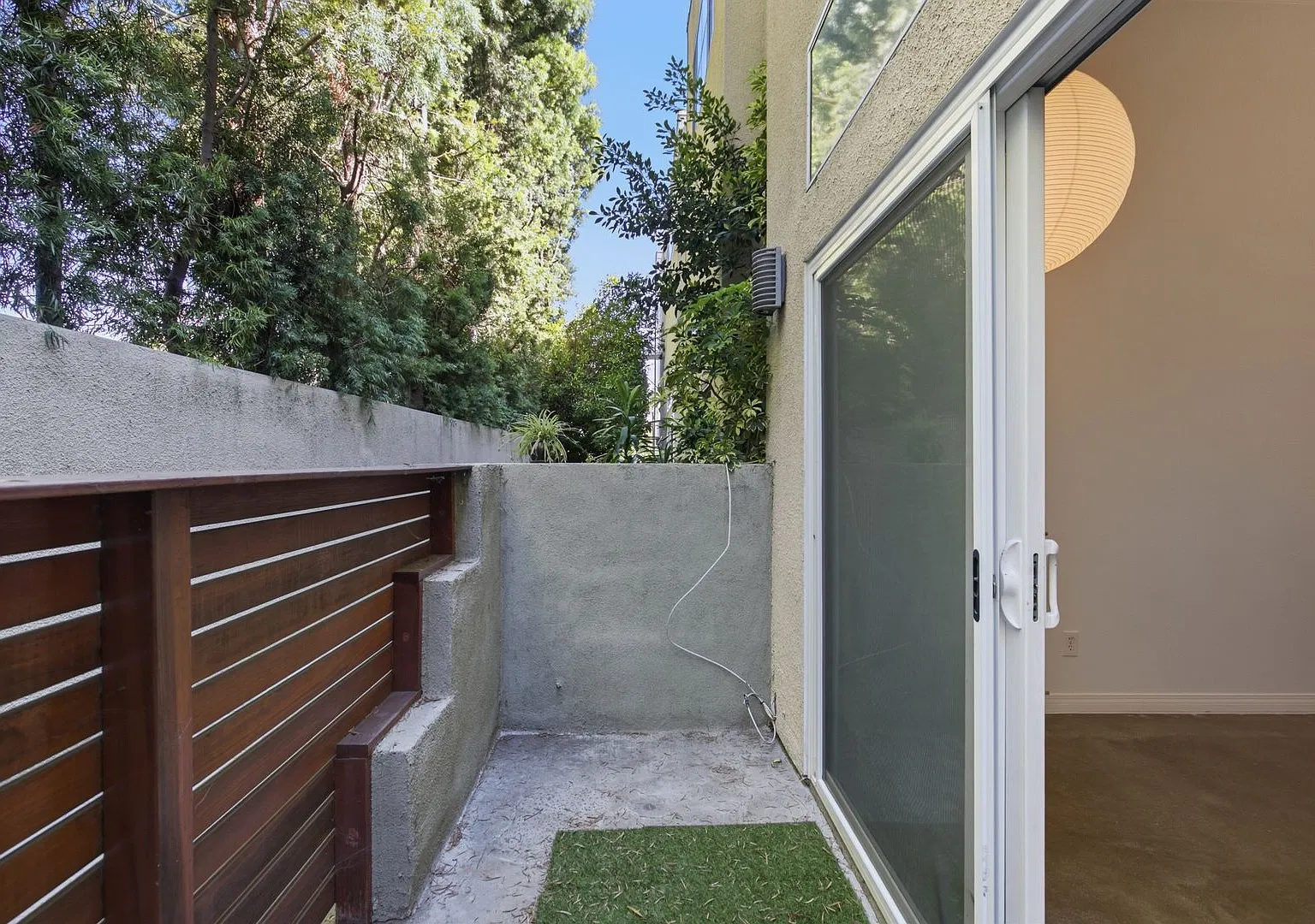 Beautiful modern two-story 2 Bed + 2.5 Bath Townhome + 2-car Garage — Photo 4