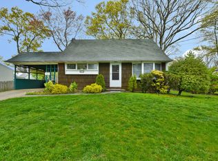 221 Jerusalem Ave, Massapequa Park, NY 11762