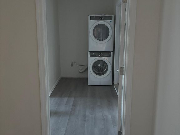 3rd image of 211 Crakston Ct