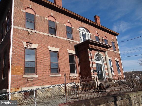 3rd image of 418 W Race St