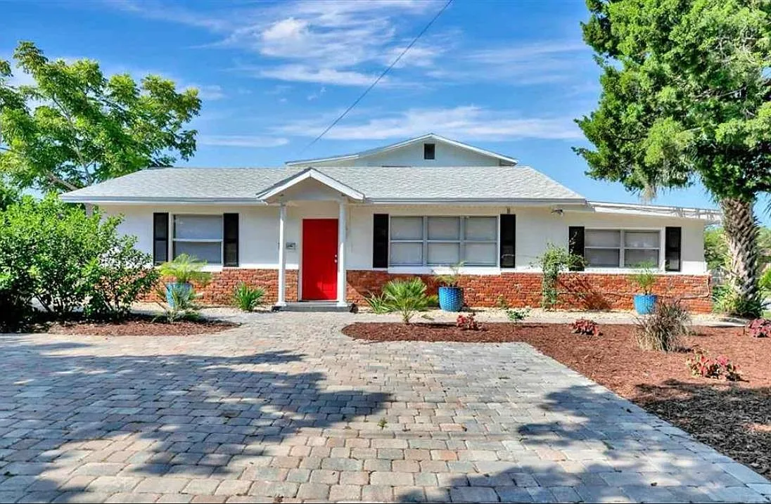 3 bed, 1.5 bath, 1700 sqft, $2,195 — Photo 1