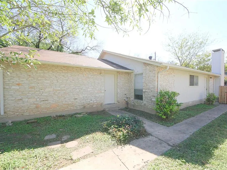 1013 Fieldwood Dr #B — Photo 2