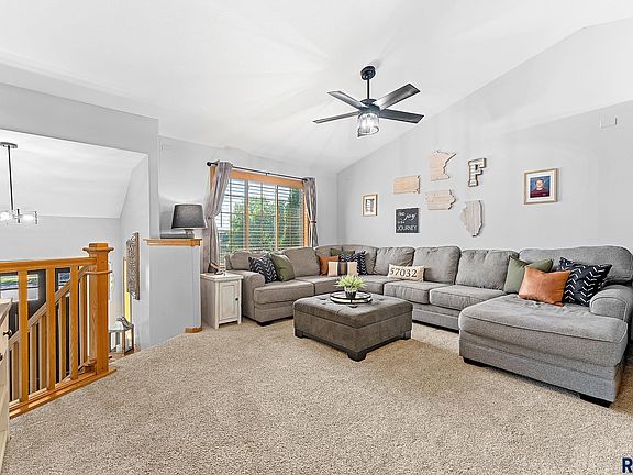 5th image of 604 Honeysuckle Dr